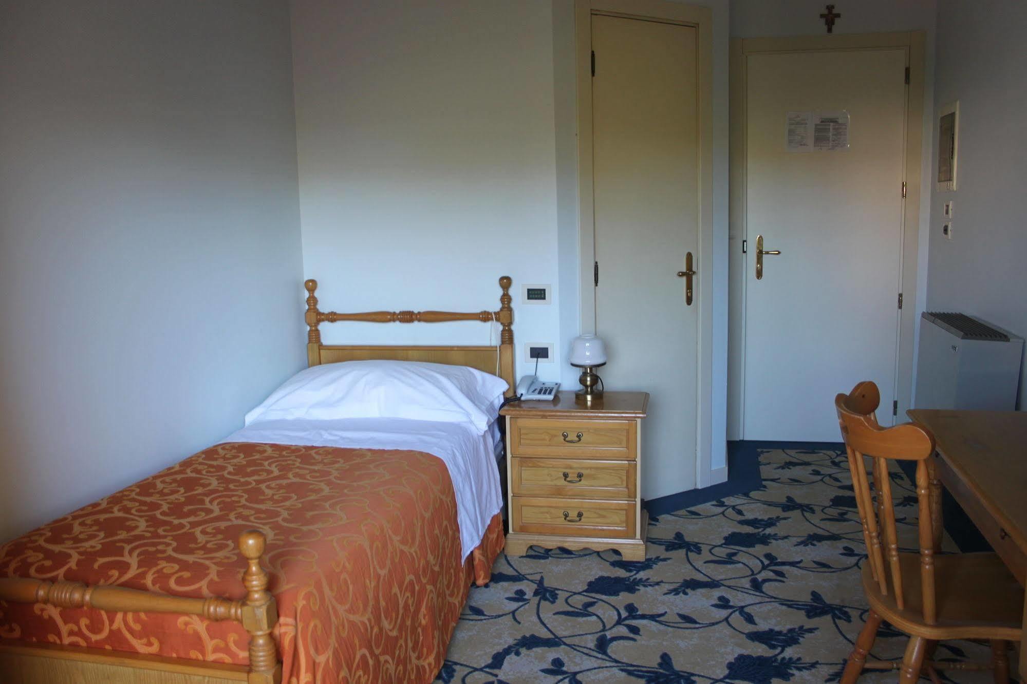 Hotel Girasole Civitanova Marche Exterior photo